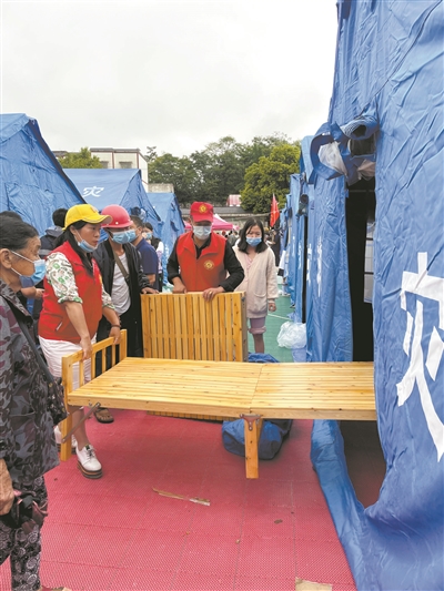 搭起应急帐篷 确保师生安全(直击四川泸县地震一线)(图1)