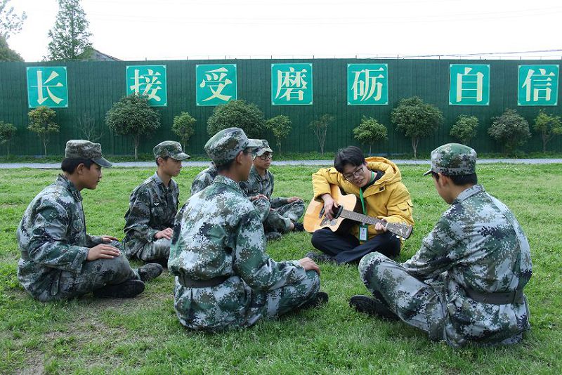 戒网瘾学校是怎么教育的(戒网瘾学校是什么样子的)