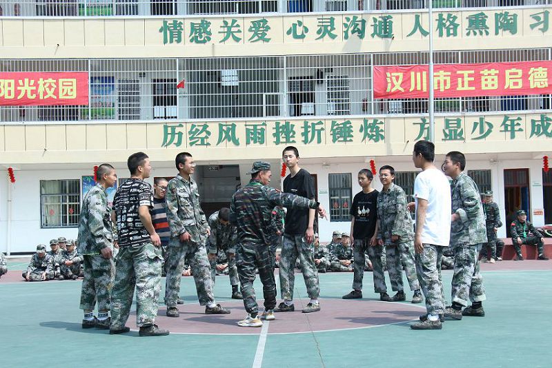 初二男生厌学怎么处理(初二男孩叛逆期多久)