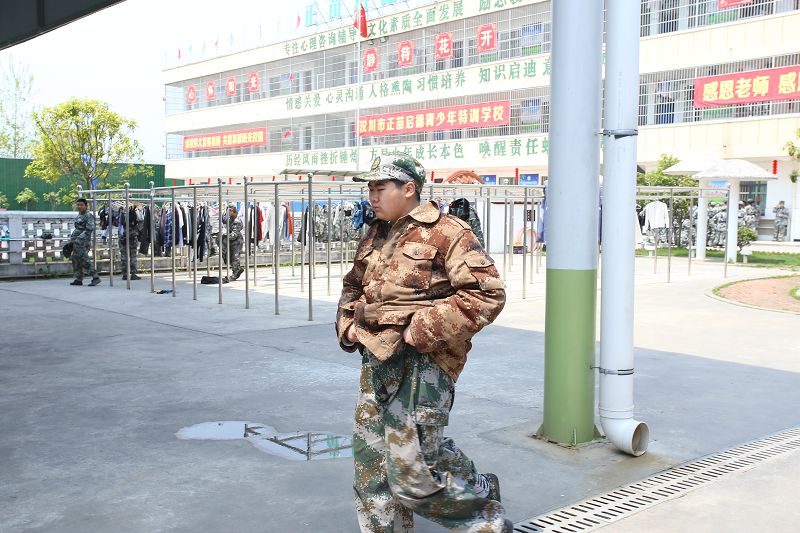 早恋的男孩女孩有什么办法能解决(早恋的危害性和严重后果)