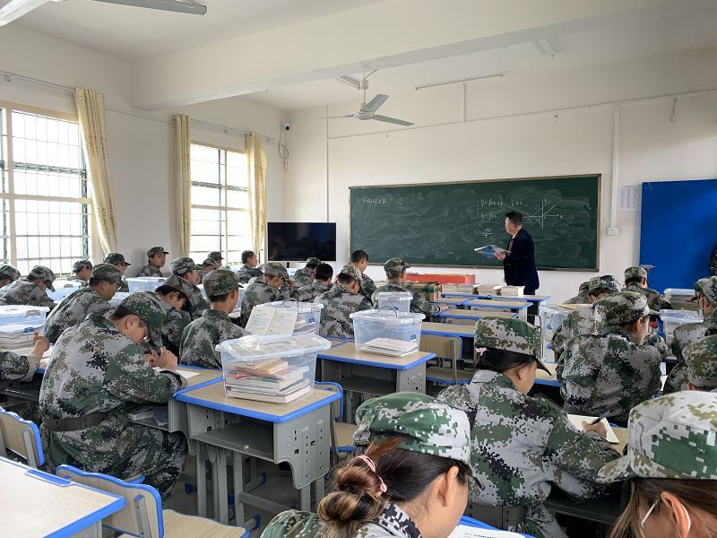青少年出现问题的信号是什么(家长必看：厌学、叛逆等青春期教育问题)