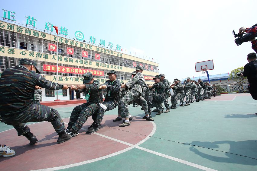 孩子沉迷网瘾是谁的错(网瘾到底该谁来治)
