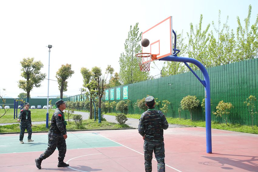 造成青少年网络成瘾的原因有多方面(怎样避免青少年上网成瘾)