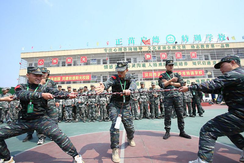 孩子沉迷游戏，父母应该怎样做(面对孩子叛逆家长应该怎么做)