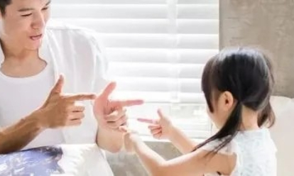 孩子沉迷手机怎么办？(孩子玩手机上瘾怎么办)
